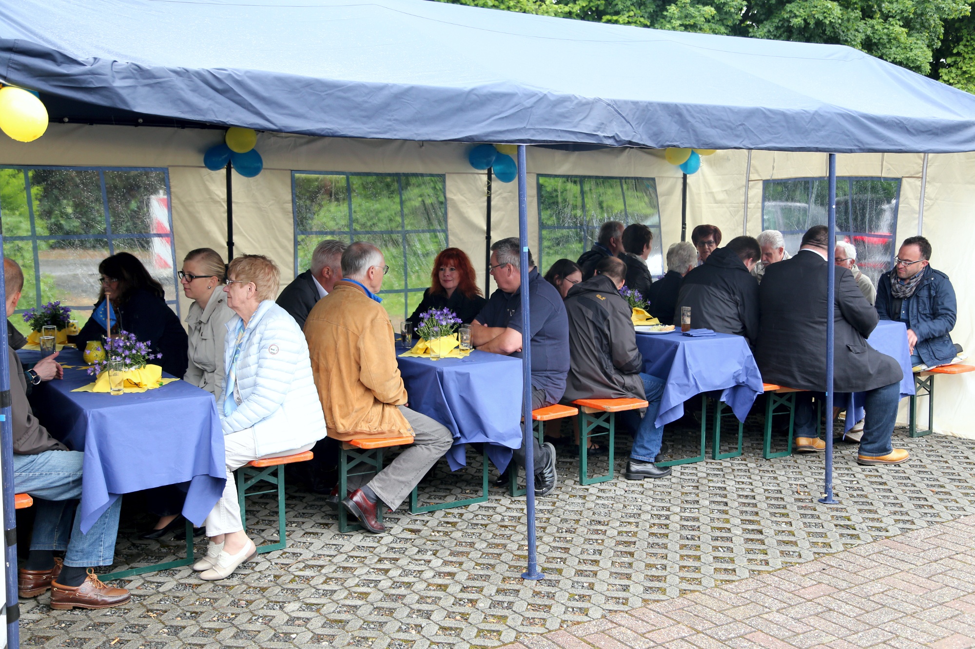 Der Regen konnte den Gästen den Appetit nicht verderben.