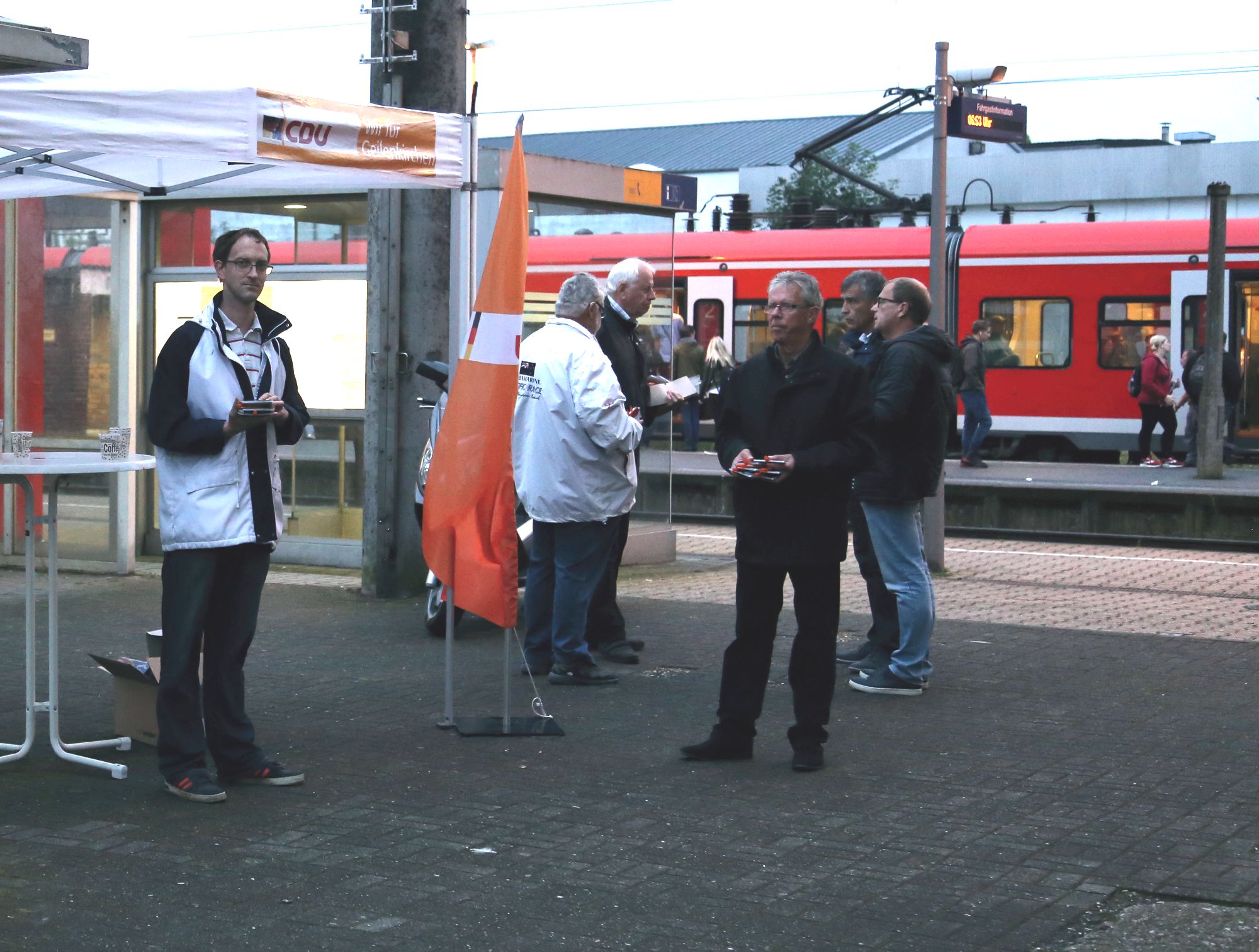 Auf der anderen Seite bemühte sich das Team um die Reisenden.